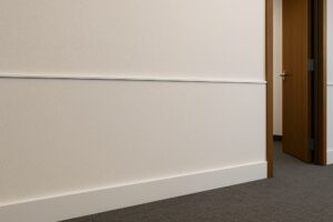 دیوار داخلی روشن با دیوارپوش گچی صاف، مناسب دفاتر و فضاهای کلاسیک