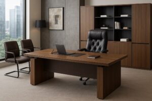 دفتر مدیریتی با میز چوبی بزرگ و صندلی چرمی مشکی در فضایی لوکس و مدرن